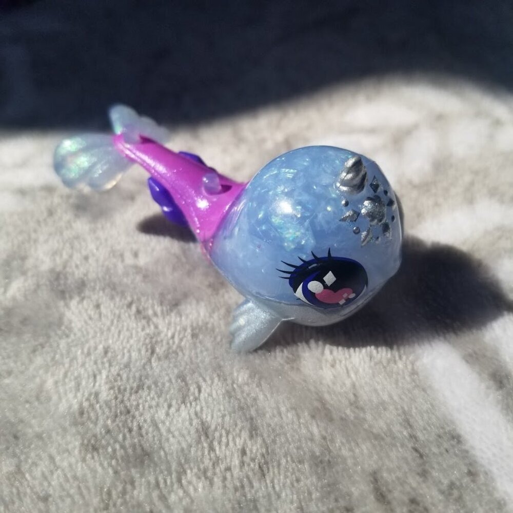 Hatchimals Pixie Riders Glider Figure Narwhal Blue Iridescent Glitter